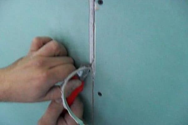 Разрезать швы листов