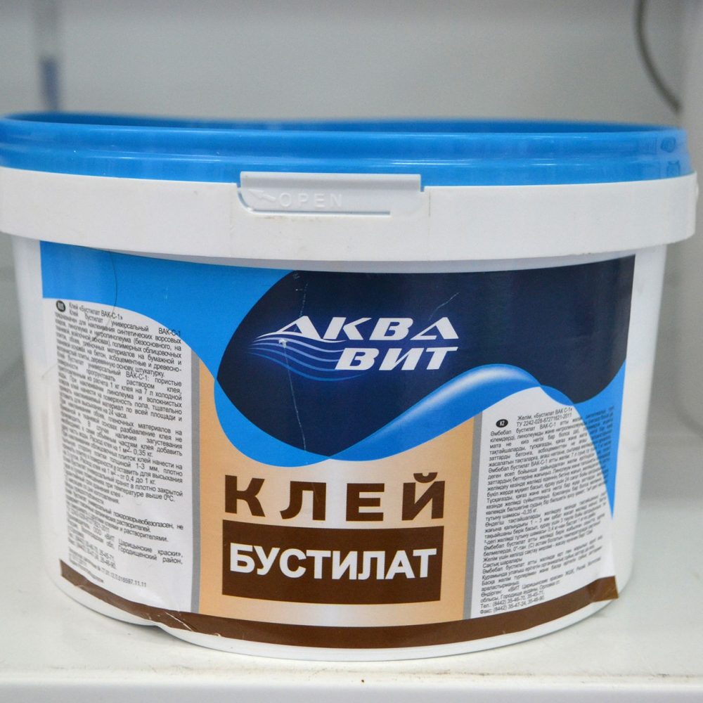 Этот клей также можно использовать для приклеивания плитки